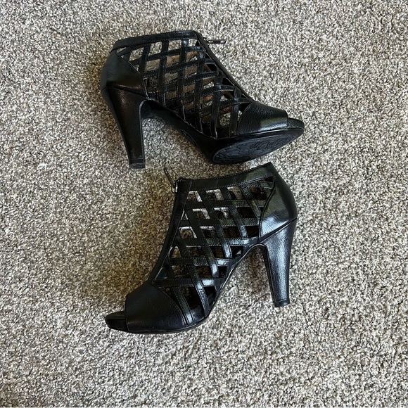 Sofft Black Leather Strappy Woven High Heel Booties with Front Zipper, Size 7.5 - Picture 7 of 9